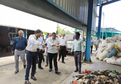 রোহিঙ্গা ক্যাম্পের সমন্বিত বর্জ্য ব্যবস্থাপনা কেন্দ্র পরিদর্শন করেন প্রতিমন্ত্রী। ছবি: ইত্তেফাক 