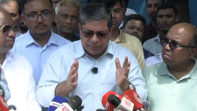 সাংবাদিকদের সঙ্গে কথা বলছেন প্রতিমন্ত্রী মীর শাহে আলম। ছবি: ভিডিও থেকে নেওয়া 