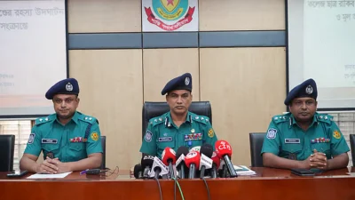 বুধবার বিকেলে রাজধানীর মিন্টো রোডে ডিএমপি মিডিয়া সেন্টারে সংবাদ সম্মেলনে রাকিবুল ইসলাম হত্যাকাণ্ডের বিষয়ে জানান ডিএমপির যুগ্ম কমিশনার মহিদুল ইসলাম। 