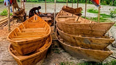 নৌকা তৈরির উপযুক্ত মূল্য না পাওয়ায় অনেকেই এ পেশা ছেড়ে দিয়েছেন। কেউ কেউ এখনো আঁকড়ে ধরে রেখেছেন পূর্বপুরুষের পেশা।