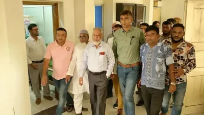 রামেবি উপাচার্যকে নিয়ে তার কক্ষে যাচ্ছেন বিএনপি নেতাকর্মীরা