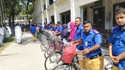 বাইসাইকেল ও পোশাক বিতরণ করেন বরিশাল-৬ (বাকেরগঞ্জ) আসনের সংসদ সদস্য আবুল হোসেন খান।
