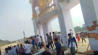 মাঠে থাকা মেলার গেইট ও স্টল ভাঙচুর করেন শিক্ষার্থীরা।
