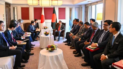 জাপান সফররত প্রধানমন্ত্রী তারেক রহমানের সঙ্গে সৌজন্য সাক্ষাৎ করেন দেশটির অর্থনীতি, বাণিজ্য ও শিল্পমন্ত্রী আকাজাওয়া রিয়োসেই। ছবি- পিএমও