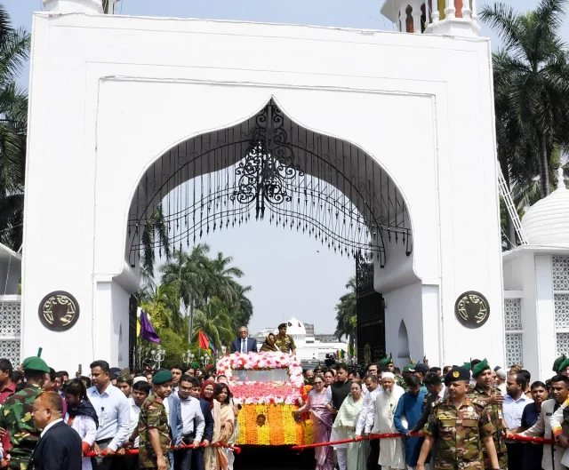 সর্বোচ্চ সম্মান দিয়ে রাজসিক বিদায়ী মুহূর্তে সদ্য সাবেক রাষ্ট্রপতি মো. আবদুল হামিদ। ছবি: ফোকাস বাংলা