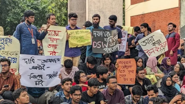 শনিবার দ্বিতীয় দিনের মতো কর্মসূচি পালন করে শিক্ষার্থীরা