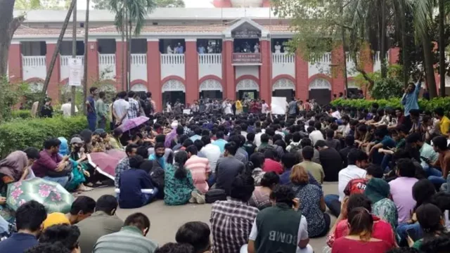 শনিবার দ্বিতীয় দিনের মতো কর্মসূচি পালন করে শিক্ষার্থীরা