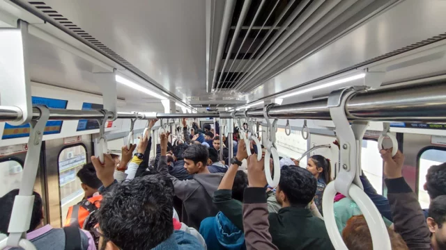 মেট্রোরেলে যাত্রীদের ভিড়। ছবি: ইত্তেফাক