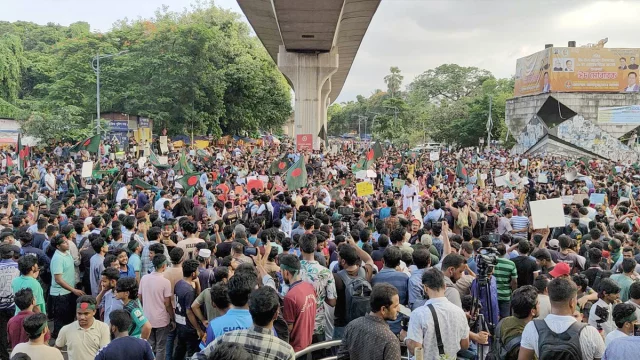 এক ঘণ্টা অবস্থানের পর রাজধানীর শাহবাগের মোড় থেকে অবরোধ তুলে নিয়েছে কোটা বিরোধী আন্দোলনকারীরা। ছবি: তানভির আহাম্মদ
