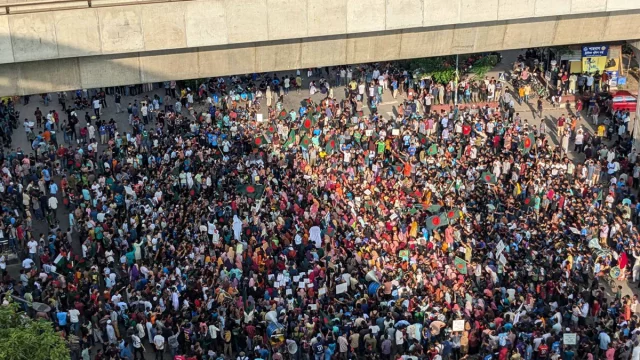 শাহবাগ অবরোধ করেছে আন্দোলনকারী শিক্ষার্থী ও চাকরি প্রার্থীরা। ছবি: আব্দুল গনি