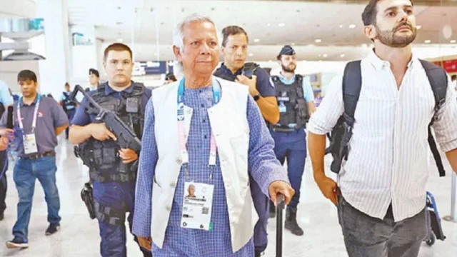 ৭ আগস্ট) প্যারিসের চার্লস দ্য গল বিমানবন্দরে ড. ইউনূসকে কড়া নিরাপত্তা দেন ফ্রান্সের বিশেষ বাহিনীর সদস্যরা।