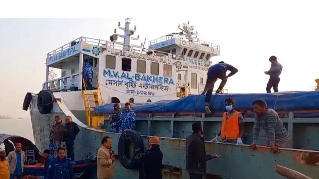 এমভি আল বাখেরার নিরাপত্তার জন্য নৌ পুলিশ মোতায়েন করা হয়েছে। ছবি: সংগৃহীত