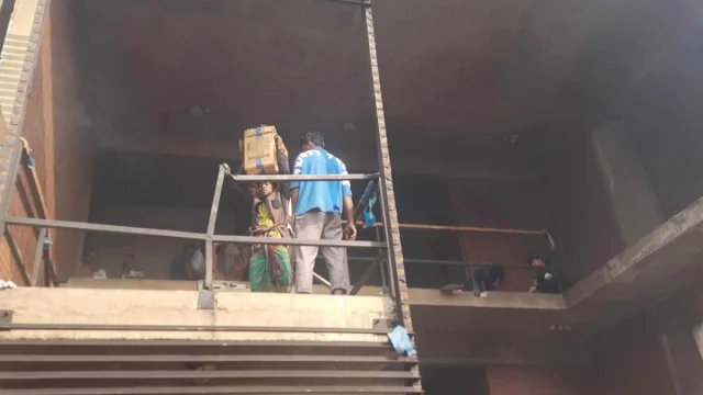 অনেককে মালামাল বের করে নিয়ে যেতে দেখা গেছে