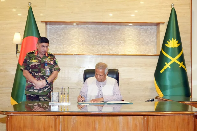 dr younus with army chief