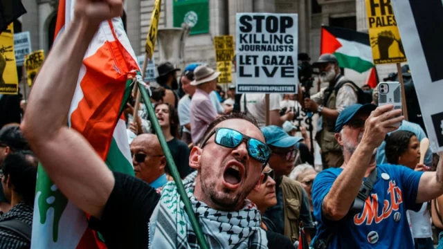 নিউইয়র্ক শহরে গাজাবাসীর পক্ষে সমাবেশ। ছবি রয়টার্স