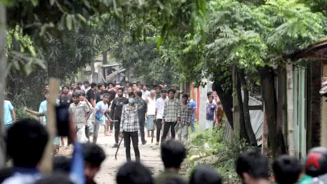 চট্টগ্রাম বিশ্ববিদ্যালয়ে রোববার দুপুরে শিক্ষার্থী ও স্থানীয়দের মধ্যে সংঘর্ষ শুরু হয়। ছবি: সংগৃহীত