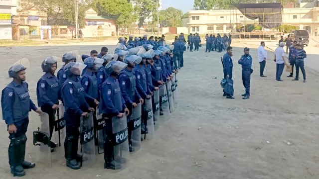 সংঘাতের আশঙ্কায় সকাল থেকে টাউন হল মাঠে বিপুলসংখ্যক পুলিশ প্রস্তুত রাখা হয়েছে। ছবি: ইত্তেফাক