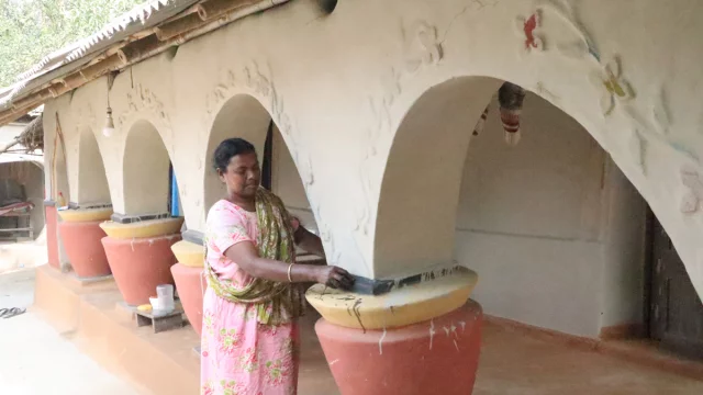 ফুলবাড়ীতে বড়দিন উপলক্ষে বর্ণিল সাজে সেজেছে খ্রিষ্ট ধর্মাবলম্বীদের গ্রামগুলো। ছবি: ইত্তেফাক