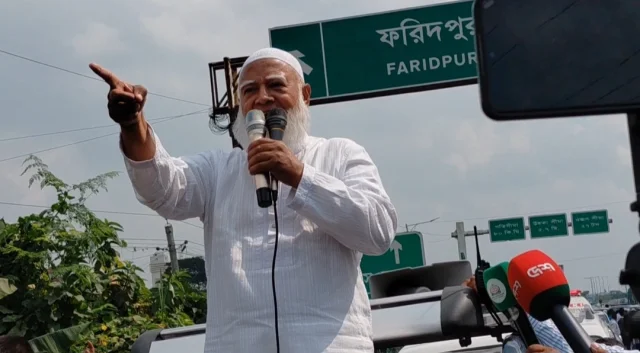 পথসভায় কথা বলছেন বিরোধীদলীয় নেতা। ছবি: সংগৃহীত