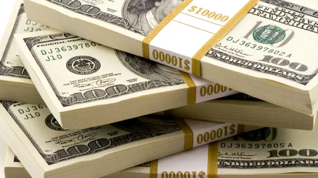 ডলারের বিপরীতে কমে যাচ্ছে টাকার মান