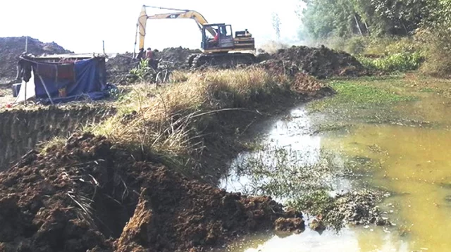 সরকারি খাল দখল করে পুকুর খনন