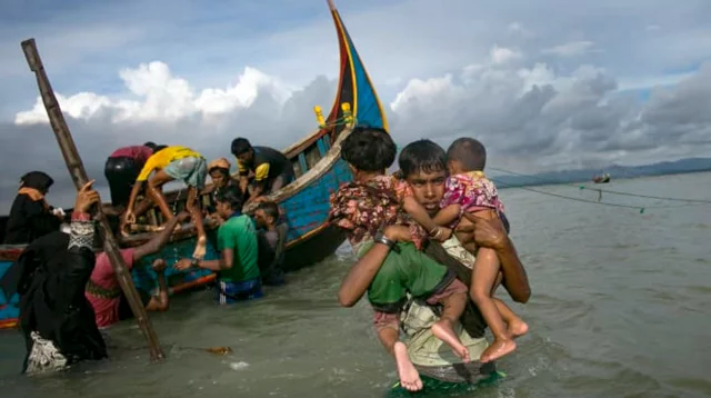 নৌকা বিকল হয়ে ১৮৫ রোহিঙ্গা ভাসছে গভীর সাগরে