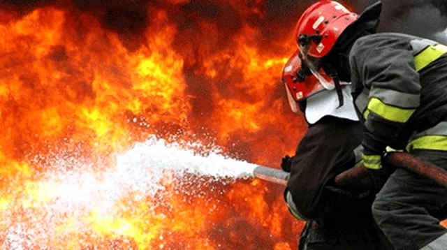 গাজীপুরে ঝুট গোডাউনে আগুন