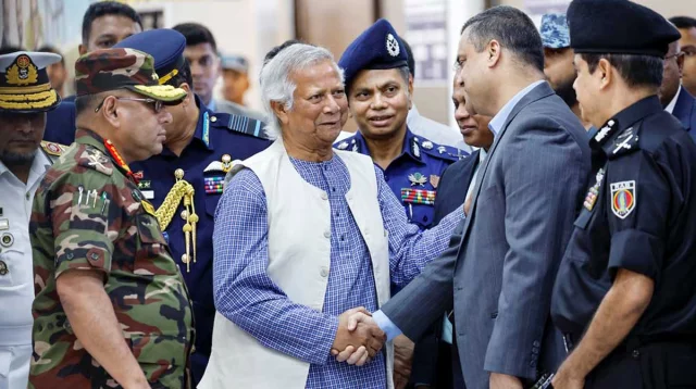 দেশের মাটিতে পা রাখলেন ড. ইউনূস