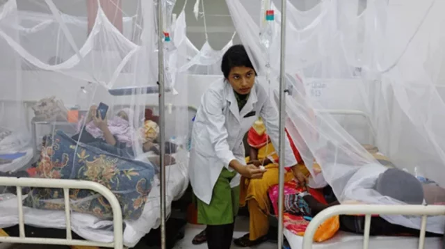 Yubkamning tagida külotlarimda yostiq bor. Oglining dugonasining onasi bilan jinsiy aloqa