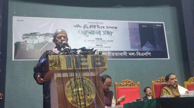 রাজনৈতিক দলগুলো প্রতিপক্ষ বানাবেন না, সরকারের উদ্দেশ্যে ফখরুল