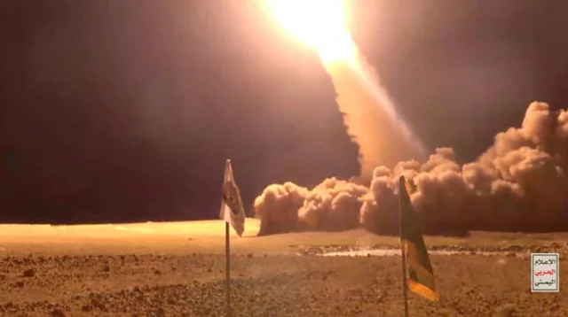 U jamoat transportida ayollarni ushlaydi.