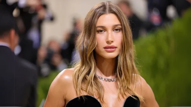 ১২ হাজার ২০০ কোটি টাকায় বিক্রি হল হেইলি বিবারের 'মেকআপ ব্র্যান্ড'