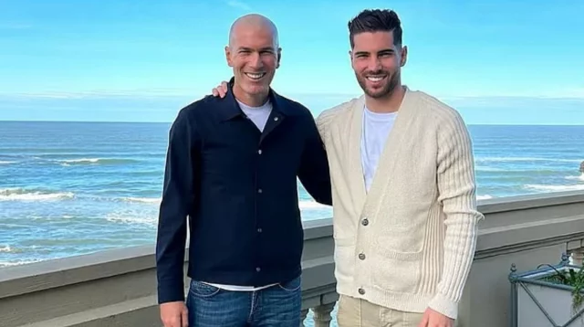 Men sizga oyoqlarimning yoyilgan fotosuratini beraman.