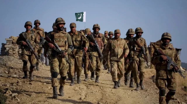 Teleboshlovchilarning sikilgani haqidagi porno videoni tomosha qiling