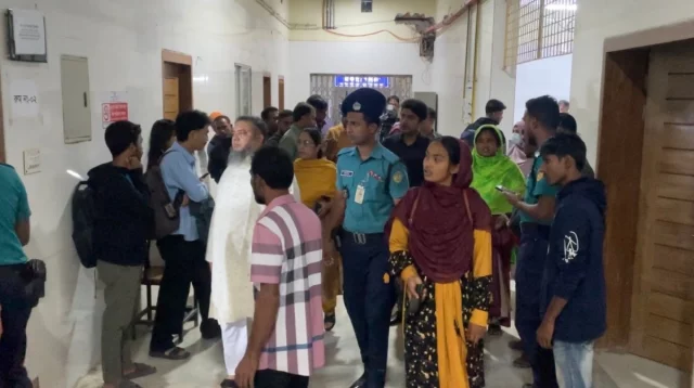 বাসায় ঢুকে বিচারকের ছেলেকে হত্যা, স্ত্রীকেও জখম