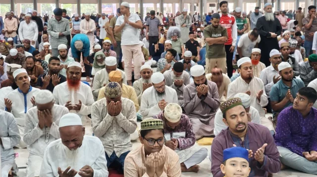 বৃষ্টি উপেক্ষা করে জুমাতুল বিদা'য় মসজিদে মুসল্লিদের ঢল