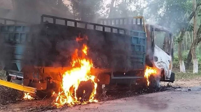 কালিয়াকৈরে গরু চুরির অভিযোগে ৩ জনকে গণপিটুনিতে হত্যা; পিকআপে অগ্নিসংযোগ