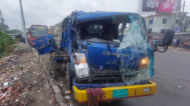 ভাঙ্গা এক্সপ্রেসওয়েতে এক ট্রাকে আরেক ট্রাকের ধাক্কা, নিহত ২