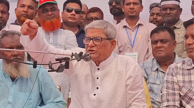 আমাদের ঘাড়ের ওপর গণভোট ও সনদ চাপিয়ে দেওয়া হচ্ছে: মির্জা ফখরুল