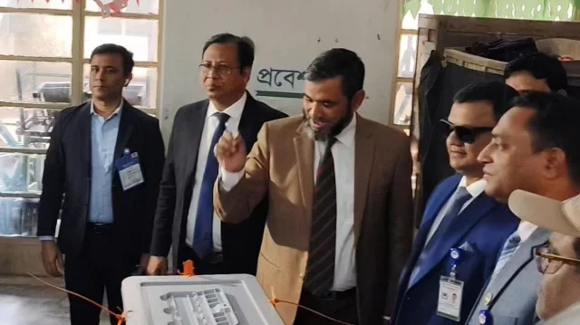 রাজধানীর ভিকারুননিসা নূন স্কুল অ্যান্ড কলেজ কেন্দ্রে ভোট প্রদান করছেন ইসি আবুল ফজল মো. সানাউল্লাহ। ছবি: সংগৃহীত