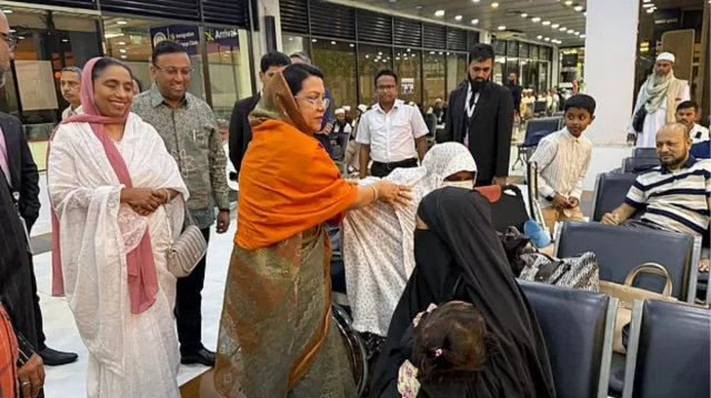 মধ্যপ্রাচ্যগামী ফ্লাইট স্থগিত হওয়ার পর শনিবার সন্ধ্যায় হজরত শাহজালাল আন্তর্জাতিক বিমানবন্দর পরিদর্শনে যান বেসামরিক বিমান পরিবহন ও পর্যটনমন্ত্রী আফরোজা খানম। ছবি: সংগৃহীত