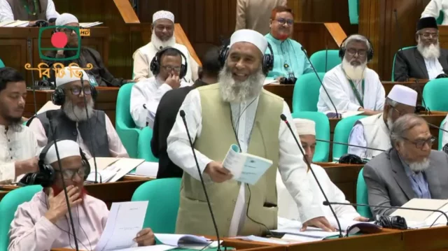 সংসদে প্রশ্ন রাখছেন বিরোধীদল জামায়াতে ইসলামীর সংসদ সদস্য মুজিবুর রহমান।