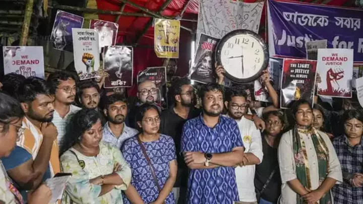 বুধবার দুপুর ১টা নাগাদ সাদা কাগজে স্বাক্ষর করে &lsquo;গণইস্তফা&rsquo; দেন মোট ৭৫ জন সিনিয়র চিকিৎসক।