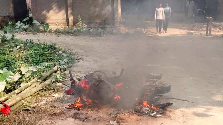কুষ্টিয়ার ভেড়ামারায় পদ্মা নদীর বালুমহাল দখল নিতে হামলার পরের চিত্র। ছবি: সংগৃহীত