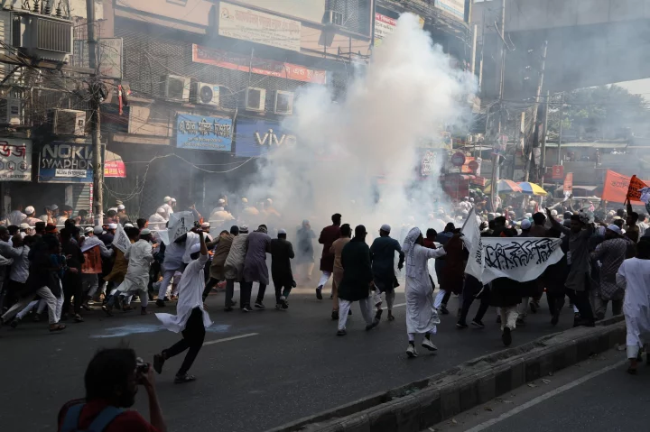 হিযবুত তাহরীরের মিছিলে পুলিশের ধাওয়া-পাল্টা। ছবি: আব্দুল গনি