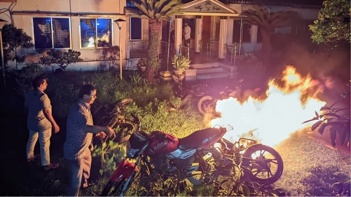 শিক্ষার্থীরা সেখানে একটি মোটরসাইকেলে আগুন দেন।