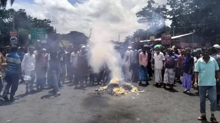 ফরিদপুরের ভাঙ্গায় সংসদীয় আসনের সীমানা পুনর্বিন্যাস ও পুলিশের করা মামলার প্রতিবাদে উপজেলার গোলচত্বর ও আশপাশের এলাকায় উত্তপ্ত পরিস্থিতি বিরাজ করছে।