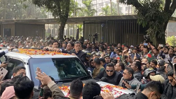 বেলা ১১টার দিকে ঢাবির কেদ্রীয় জামে মসজিদ প্রাঙ্গণে হাদির কবর জিয়ারত করতে পৌঁছান তারেক রহমান