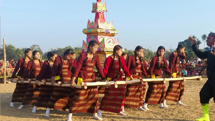 নাচ&ndash;গানে তুলে ধরা হচ্ছে প্রয়াত ব্যক্তির কর্মজীবন এবং সমাজে তার অবদান। ছবি: ইত্তেফাক
