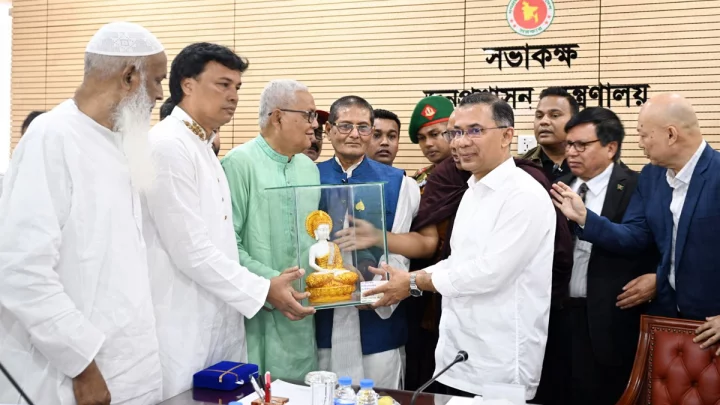 অনুষ্ঠান শেষে বৌদ্ধ নেতৃবৃন্দের পক্ষ থেকে প্রধানমন্ত্রীর হাতে একটি সম্মাননা ক্রেস্ট এবং পবিত্র বুদ্ধমূর্তির প্রতিবিম্ব তুলে দেওয়া হয়।